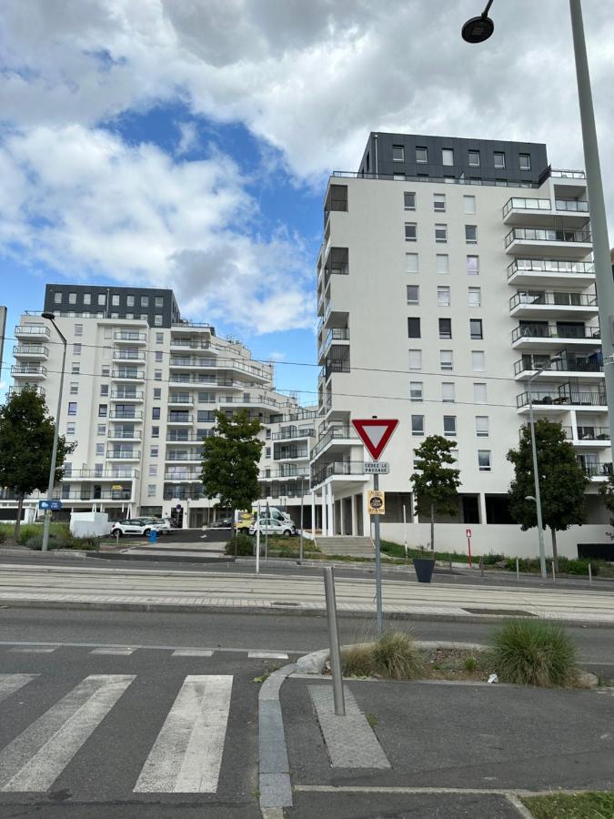 Agreable 2 Pieces Avec Balcon Et Parking Transports By Immo Kit Bnb Сарсель Екстер'єр фото